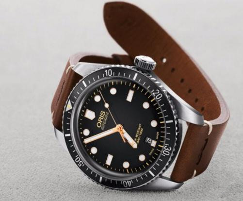 Copy Oris watches with black dials are in retro styles.